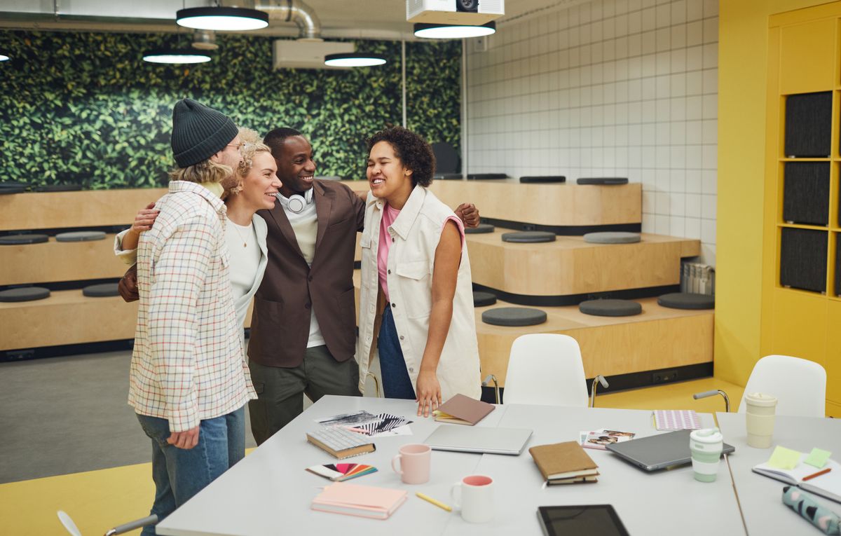 Équipe en entreprise, ambiance conviviale