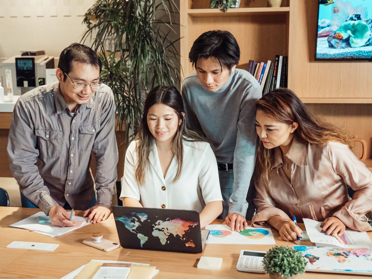 Équipe en entreprise lors d'un atelier QVCT